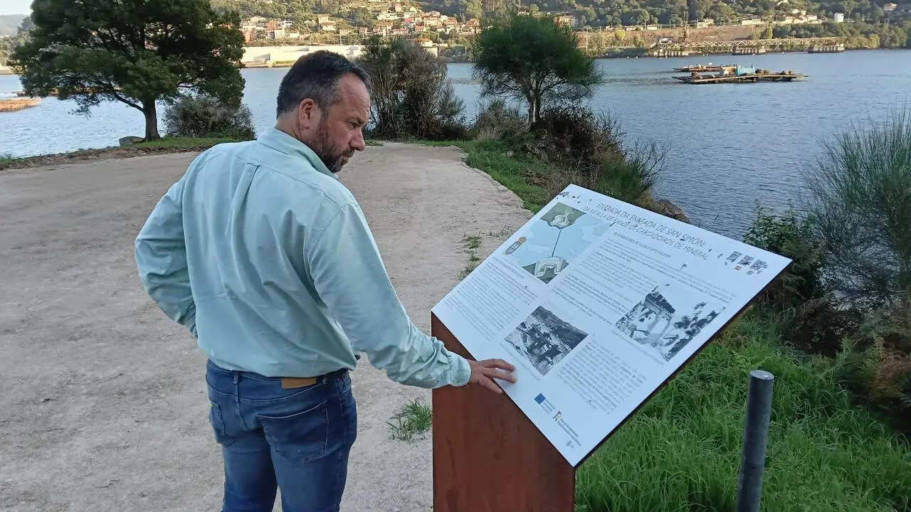 El alcalde de Vilaboa en la obra de ampliación del espacio público en O Forno do Cal, San Adrián. DP