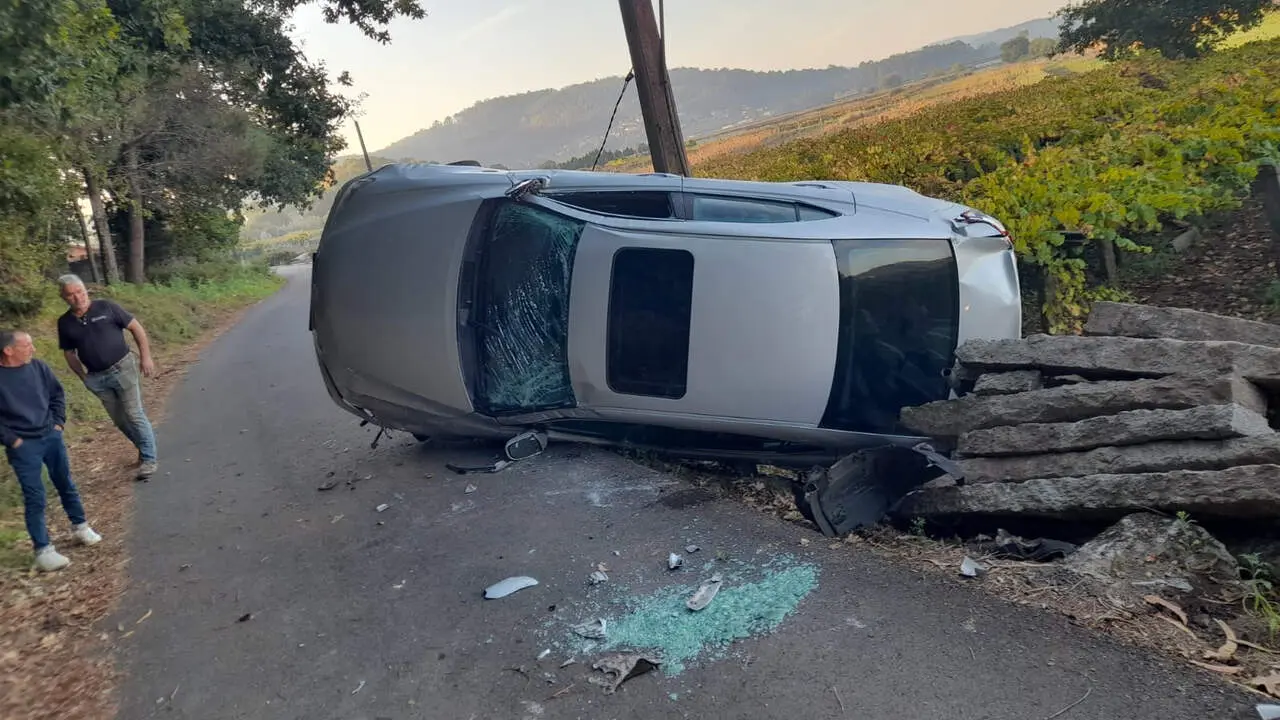 Coche siniestrado en Portas. DP