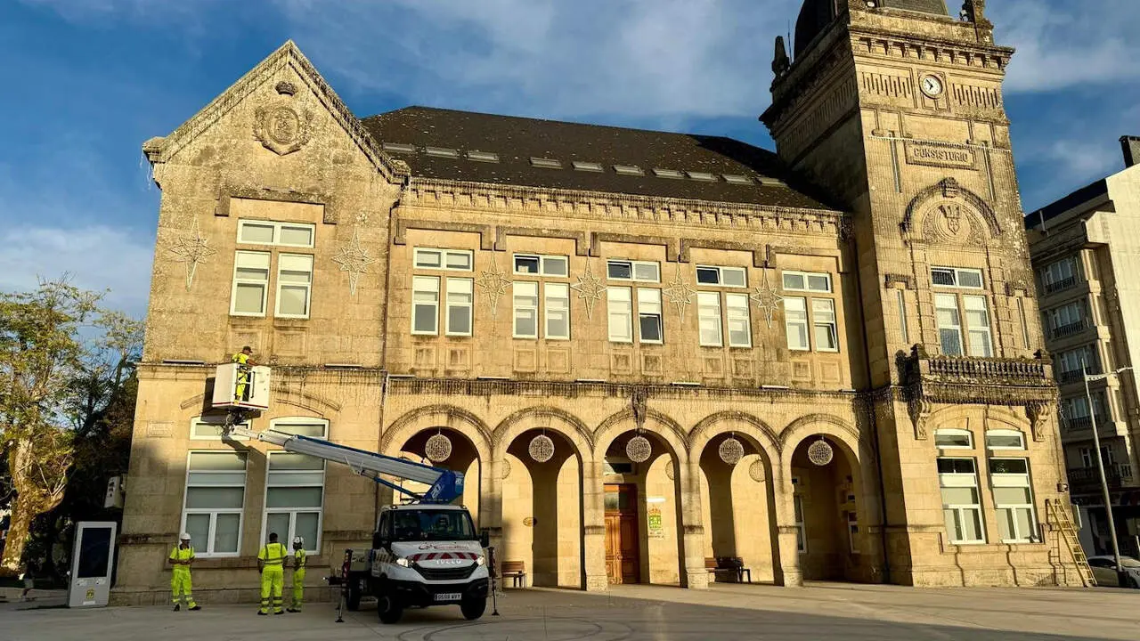 Primeras microleds del alumbrado navideño instaladas en A Estrada. DP