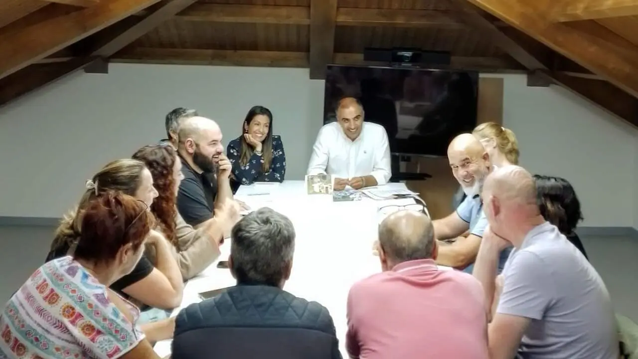Reunión del alcalde con los colectivos locales para organizar el calendario de los magostos. DP