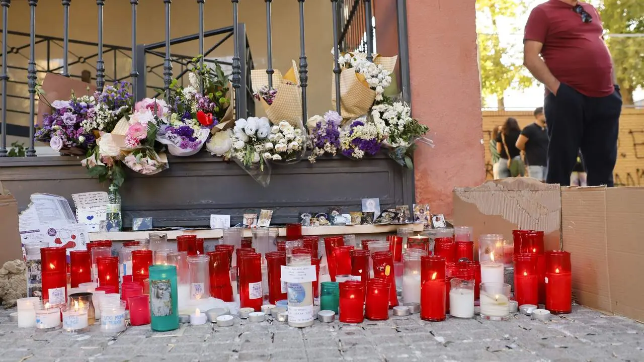 Altar improvisado por Sandra. JOSÉ MANUEL VIDAL/EFE