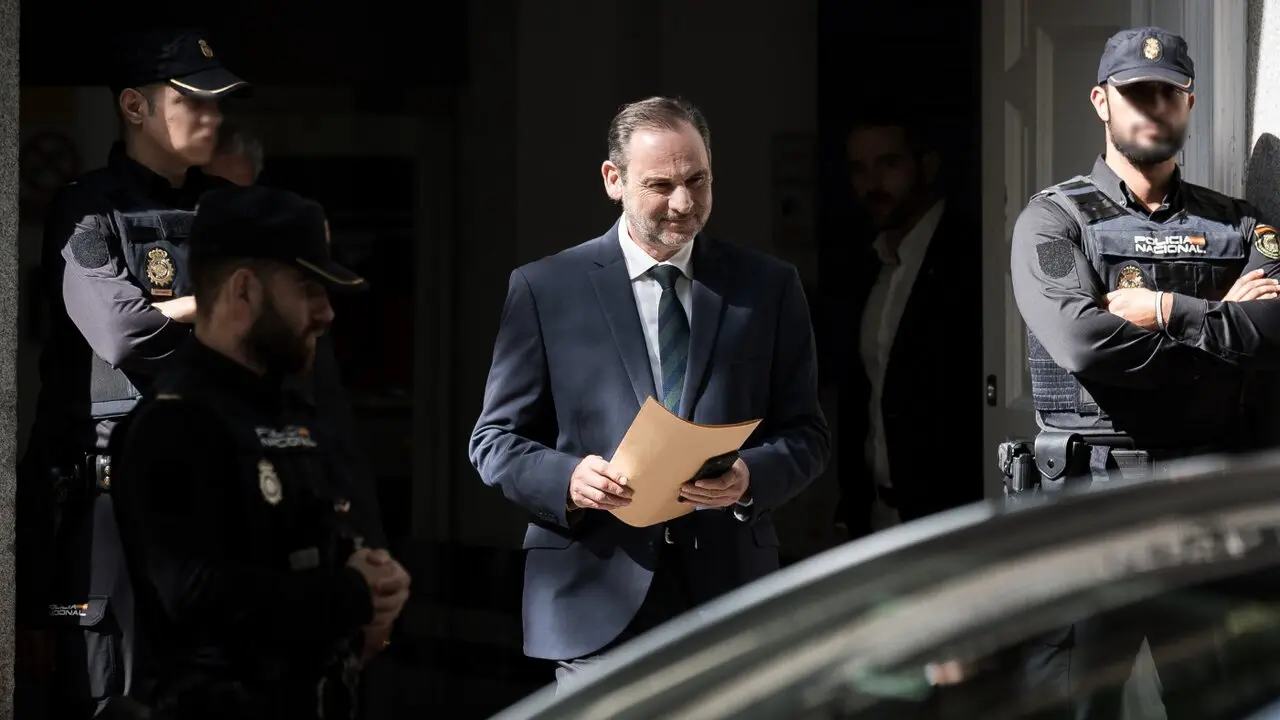 El exministro de Transportes José Luis Ábalos a su salida del Tribunal Supremo, este mes de octubre. EUROPA PRESS