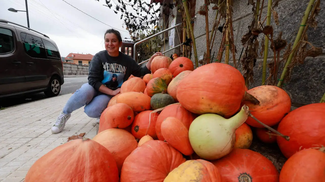 La propietaria de Autoservicio Montse con las calabazas que regala. DAVID FREIRE