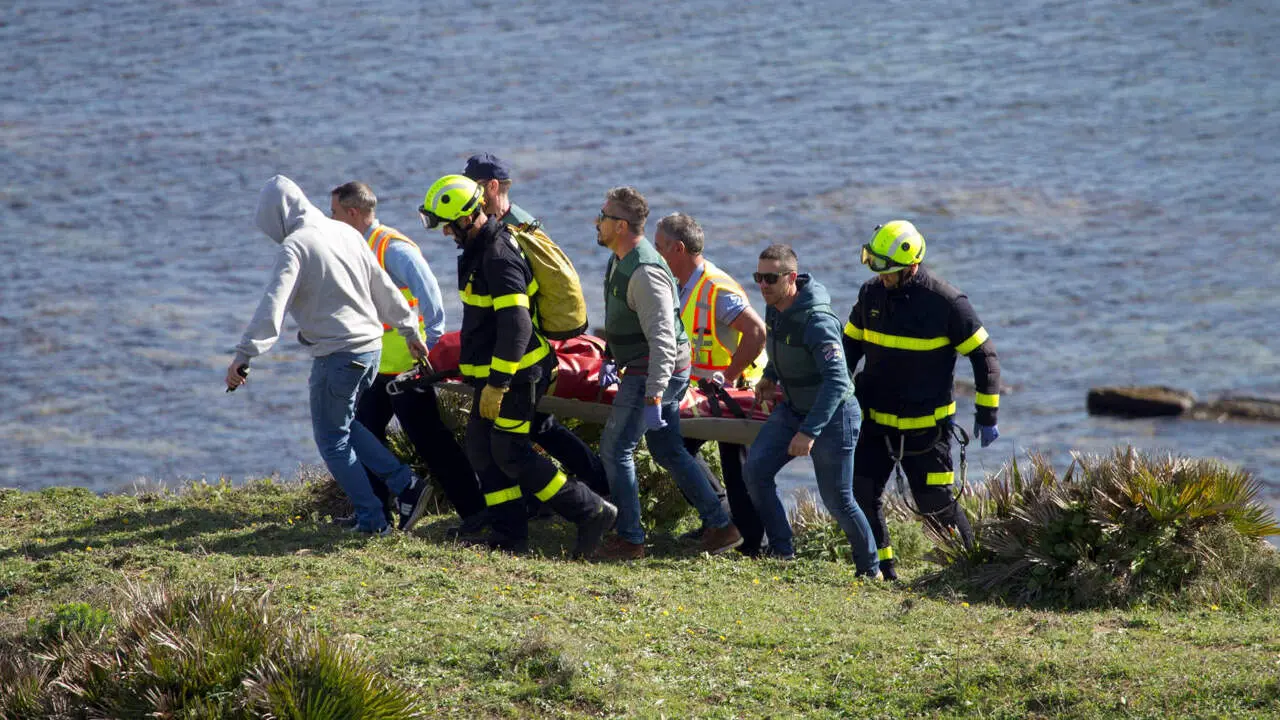 El rescate del cuerpo de uno de los tripulantes del Rúa Mar. EFE