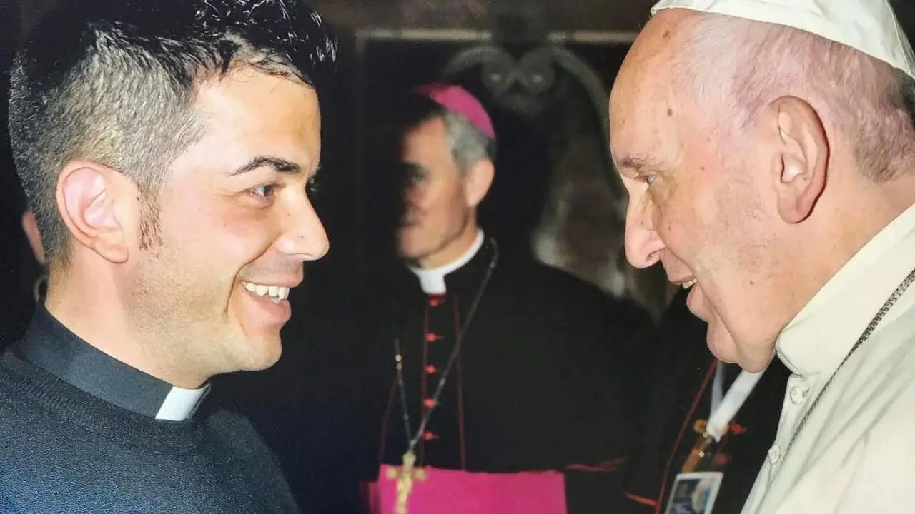 Marcos Torres con el finado Papa Francisco