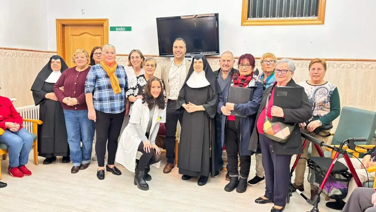 El alcalde de Caldas visitó este martes el asilo de ancianos.DP