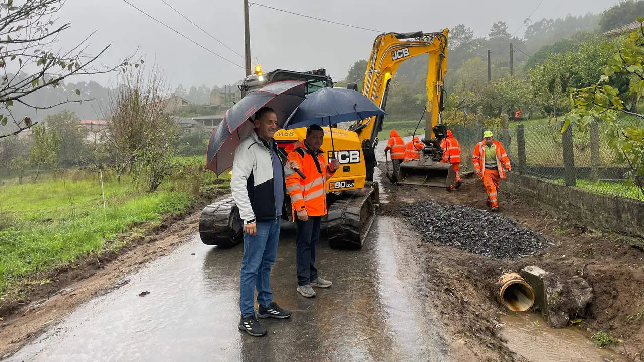 O alcalde de Cuntis, Manuel Campos, supervisa unha das obras. DP