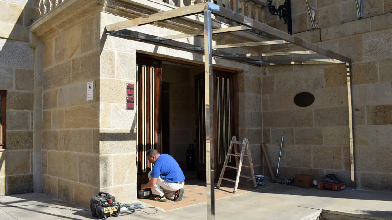Un dos traballos na Casa do Concello de Valga. DP