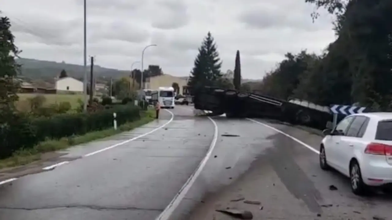 Estado en el que termión el camión volcado en A Bandeira. DP