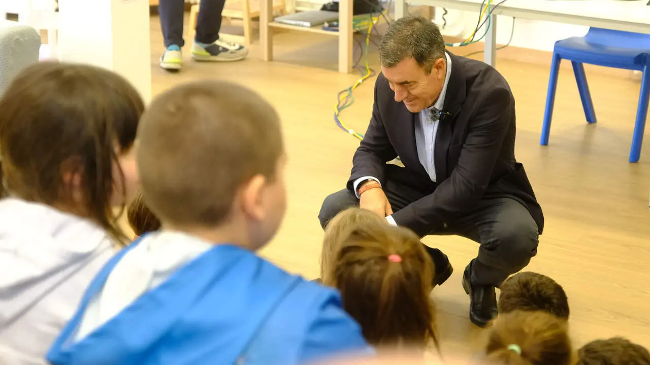 Román Rodríguez durante a súa visita ao Colexio Plurilingüe de Agolada. DP