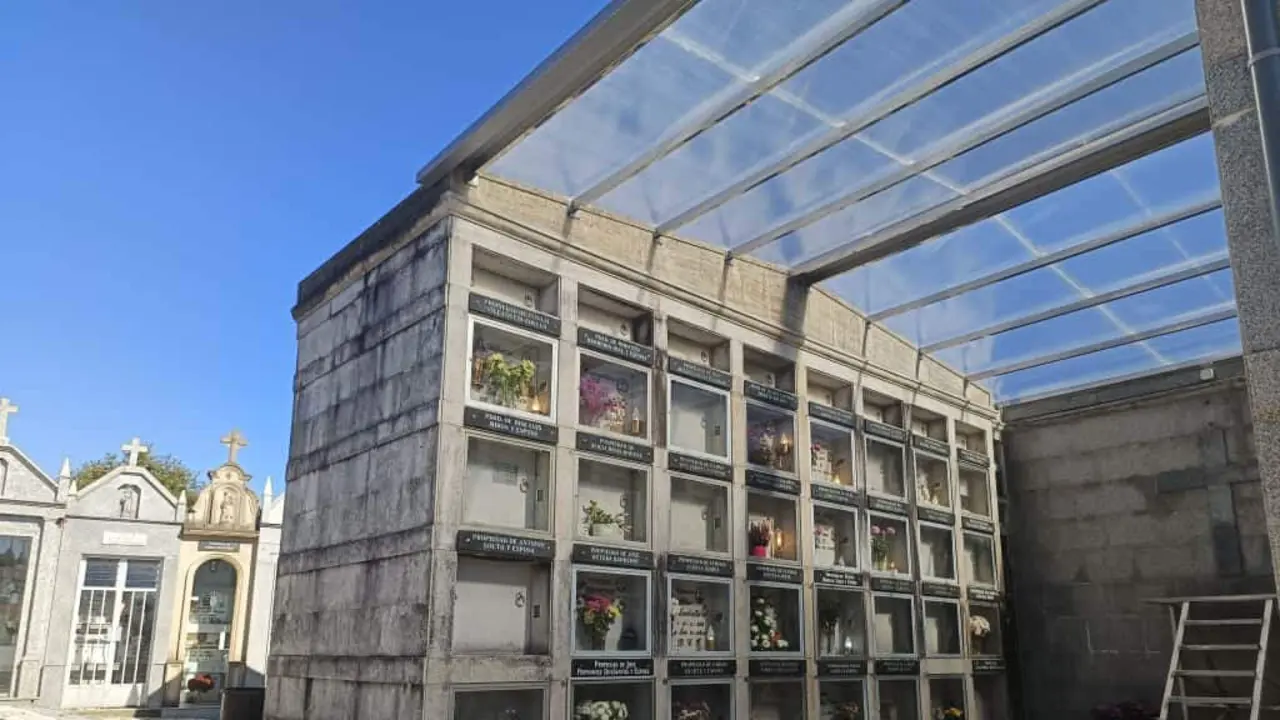 Nueva estructura instalada en el cementerio municipal de San Xoán. DP
