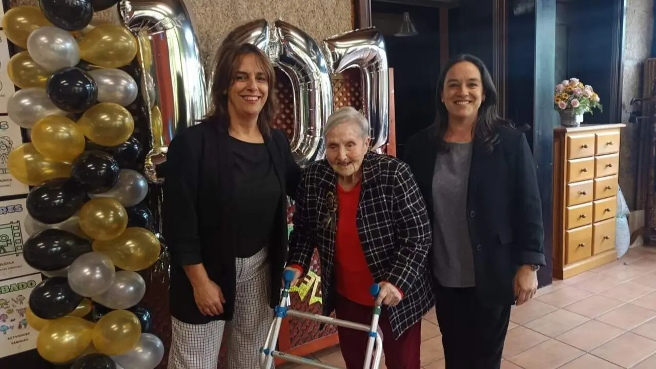 Nieves Taboada, que cumplió recientemente 107 años, junto a la alcaldesa de Silleda y la concejala. DP