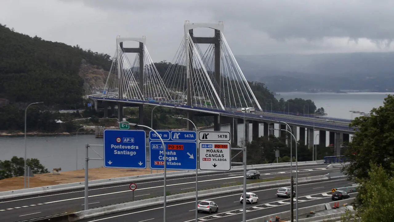 Las obras de la ampliación del puente de Rande, donde se habilitaron dos nuevos carriles laterales, originó la denuncia. RAFA FARIÑA
