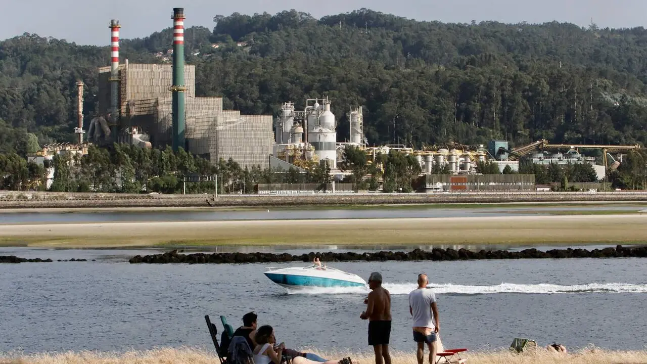 imagen de la factoría de Ence en la ría de Pontevedra. JOSÉ LUIZ OUBIÑA