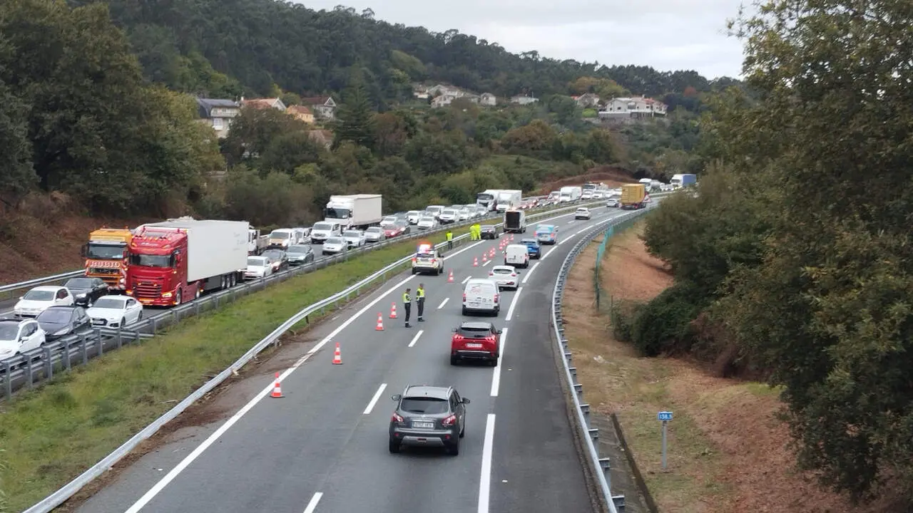 Retenciones en la AP-9 en Vilaboa. DP