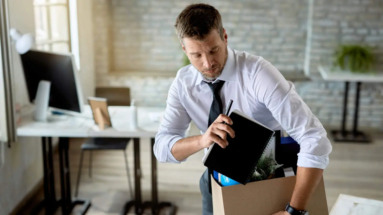 Un trabajador recoge sus cosas tras dejar su puesto de trabajo. FREEPIK