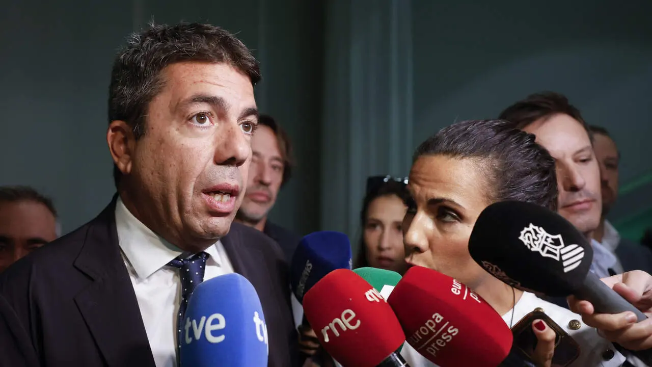 El president de la Generalitat Valenciana, este jueves atendiendo a los medios. ANA ESCOBAR (EFE)