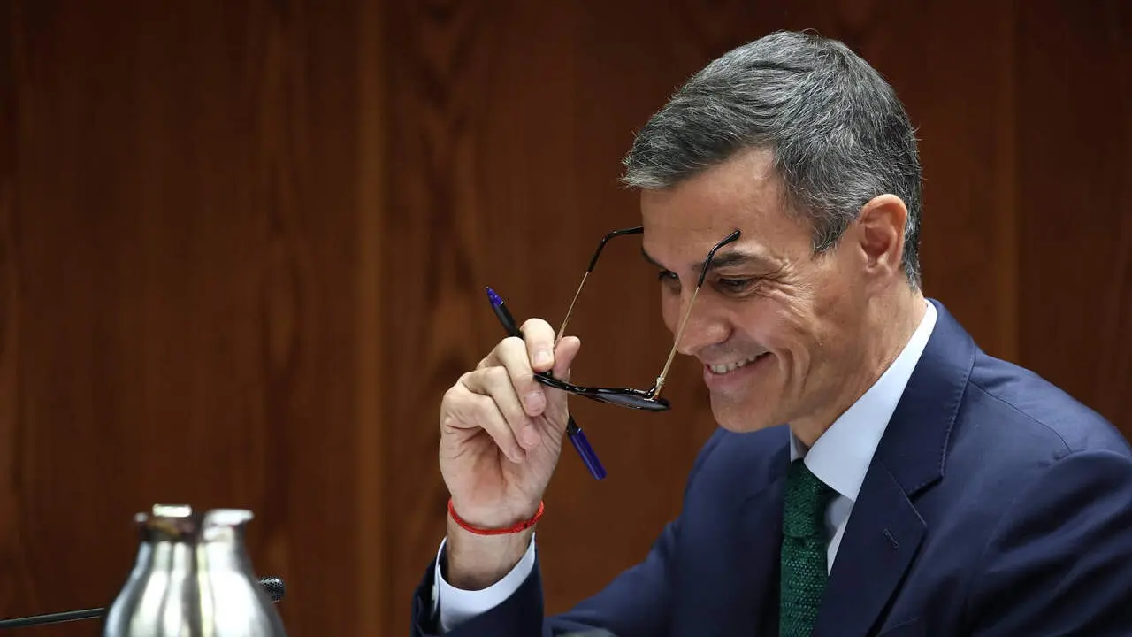 Pedro Sánchez, sonriente durante el interrogatorio en el Senado. EUROPA PRESS