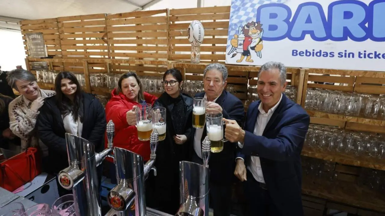 Brindis en la inauguración del Outubrofest. GONZALO GARCÍA