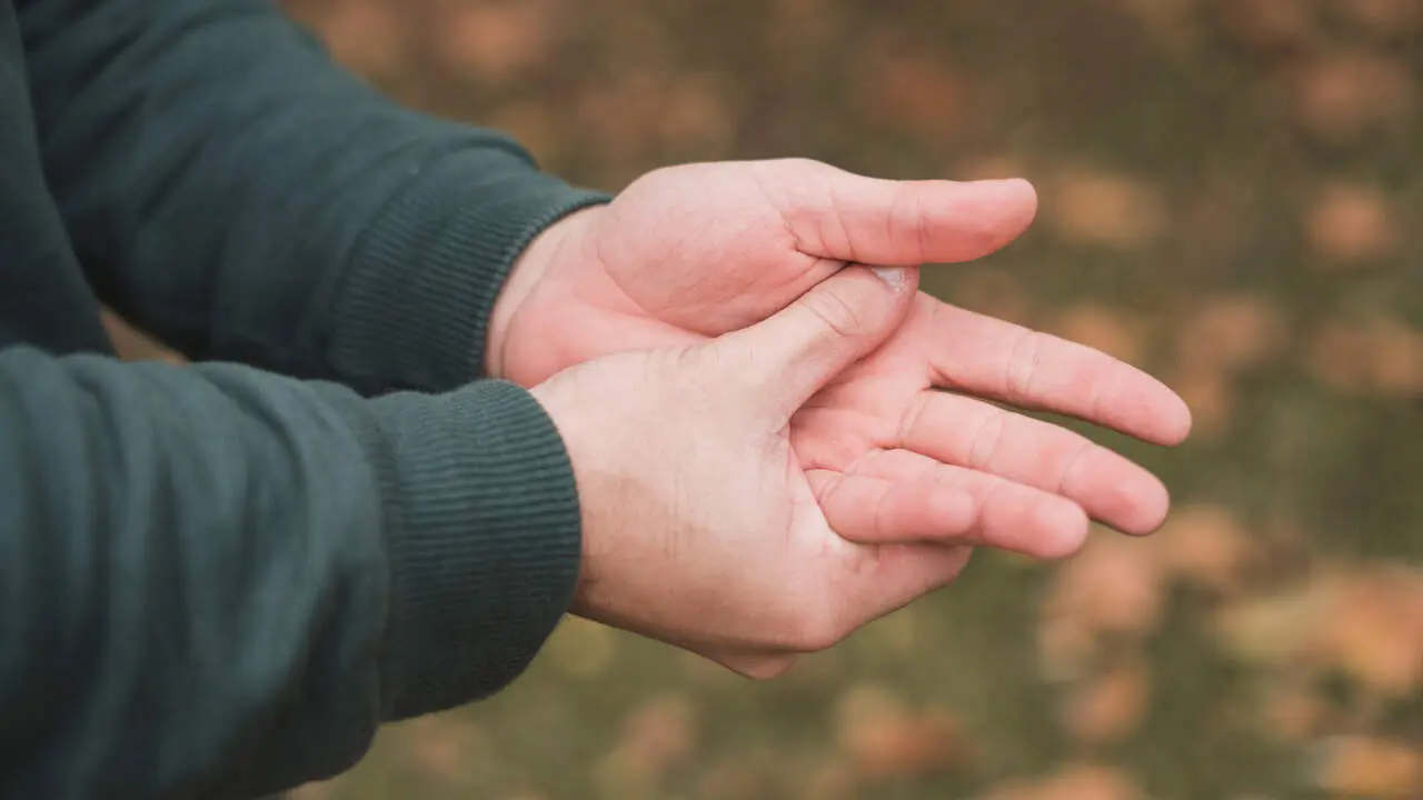 Las manos de un hombre. FREEPIK