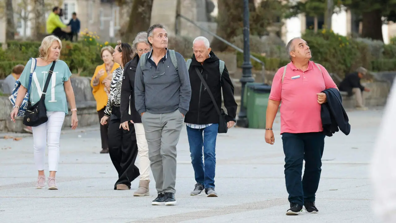 Personas paseando por Montero Ríos. GONZALO GARCÍA