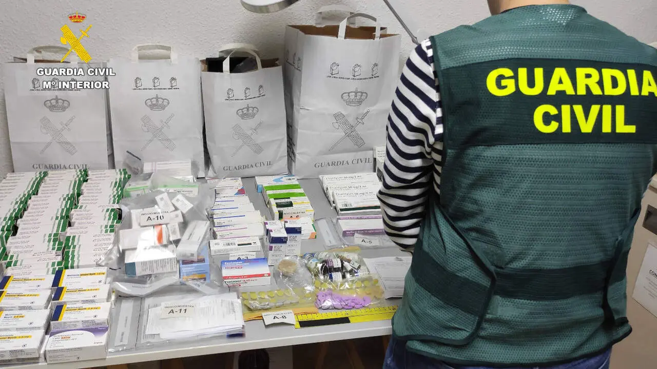Medicamentos y material incautados por la Guardia Civil en la operación Grecofar. GUARDIA CIVIL