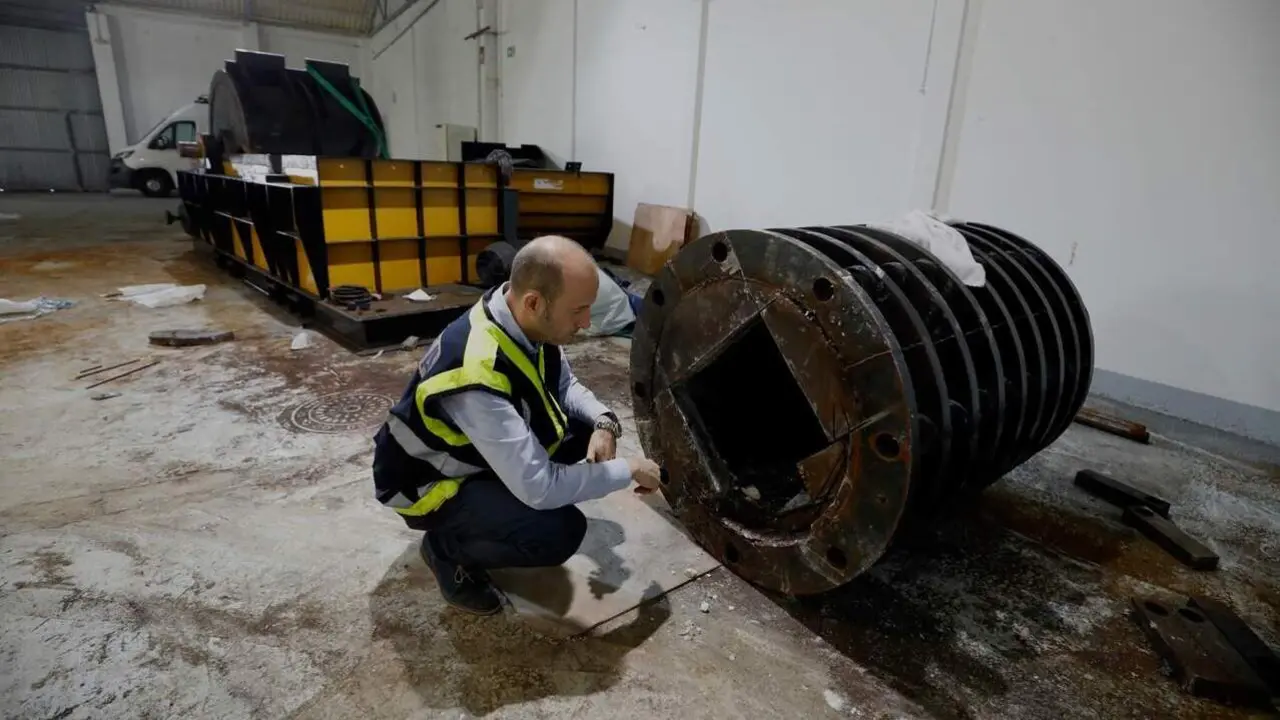 Emilio Rodríguez, jefe de los Greco Galicia, inspeccionando la máquina que ocultaba la pasta base. JAVIER CERVERA-MERCADILLO