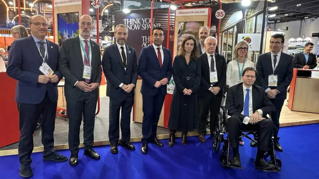 El presidente de la Diputación, con otras autoridades e invitados en el stand de Turismo Rías Baixas en Londres. DP