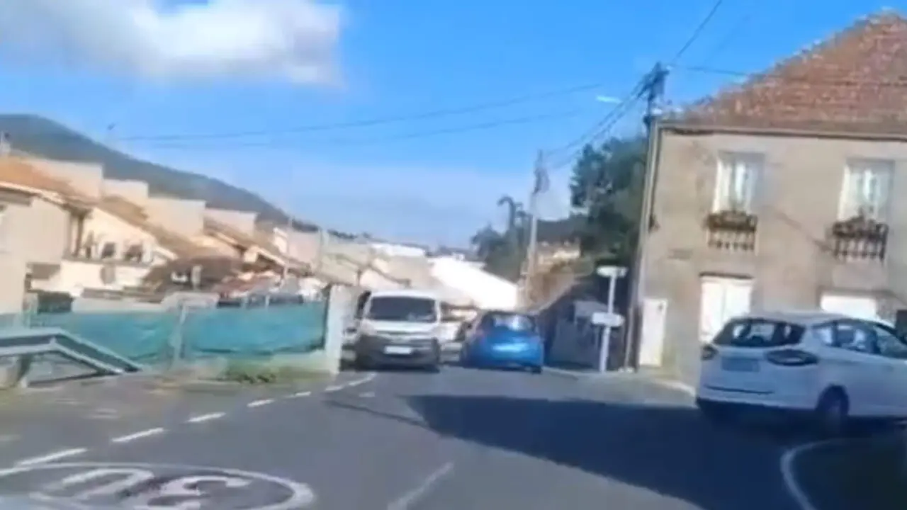 El vehículo que manejaba el infractor, un Renault Megane de color azul, obligó a otros conductores a variar su trayectoria para evitar un accidente. POLICÍA LOCAL DE POIO