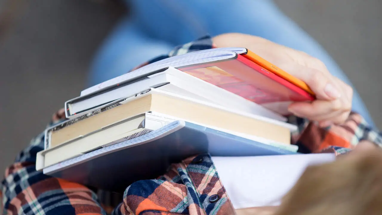 Un joven estudiante con libros. FREEPIK