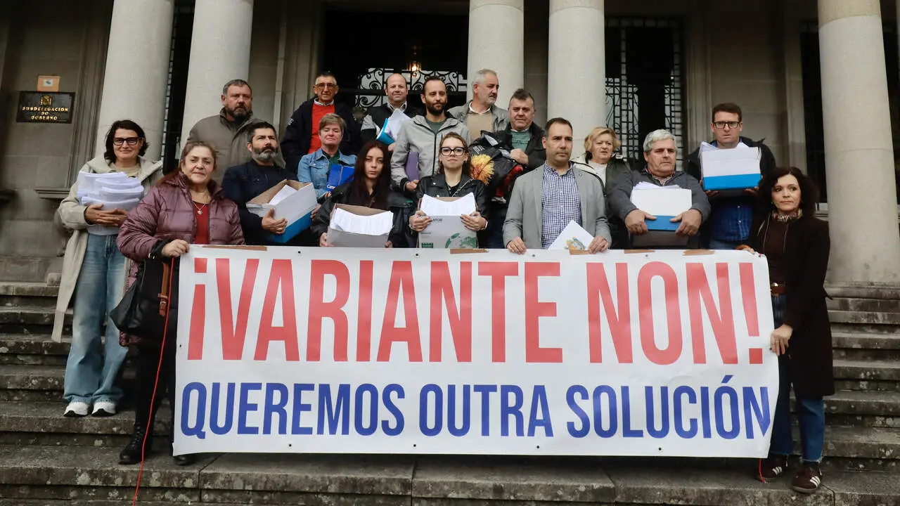 Este martes, vecino de Caldas presentaron cerca de 4.000 alegaciones contra este proyecto. DAVID FREIRE