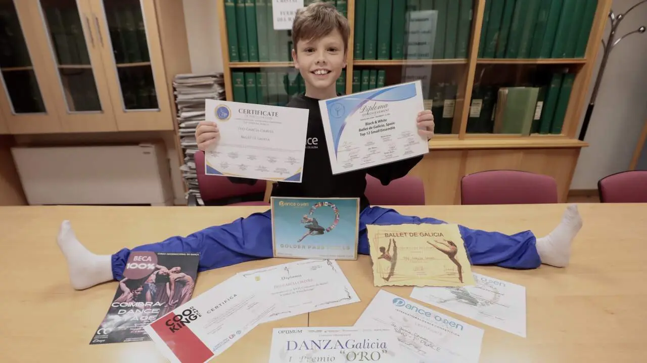 Teo García Chaves con algunos de los numerosos diplomas que ha conseguido en las diferentes competiciones en las que ha participado. JAVIER CERVERA-MERCADILLO