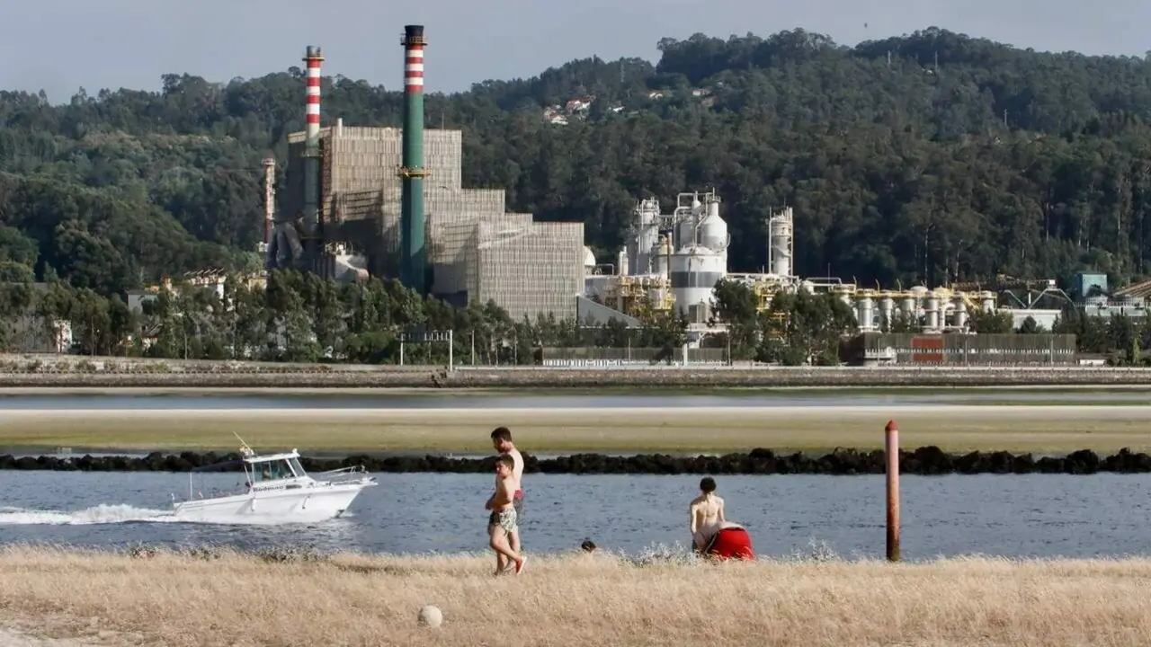 Imagen del complejo industrial de Ence en Lourizán. JOSÉ LUIZ OUBIÑA
