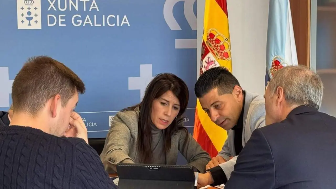 Reunión para tratar la futura construcción de vivienda pública en Ponte Caldelas, con Andrés Díaz y María M. Allegue. DP