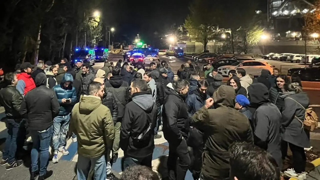 Piquete informativo en la entrada de la factoría de Pontevedra.DP