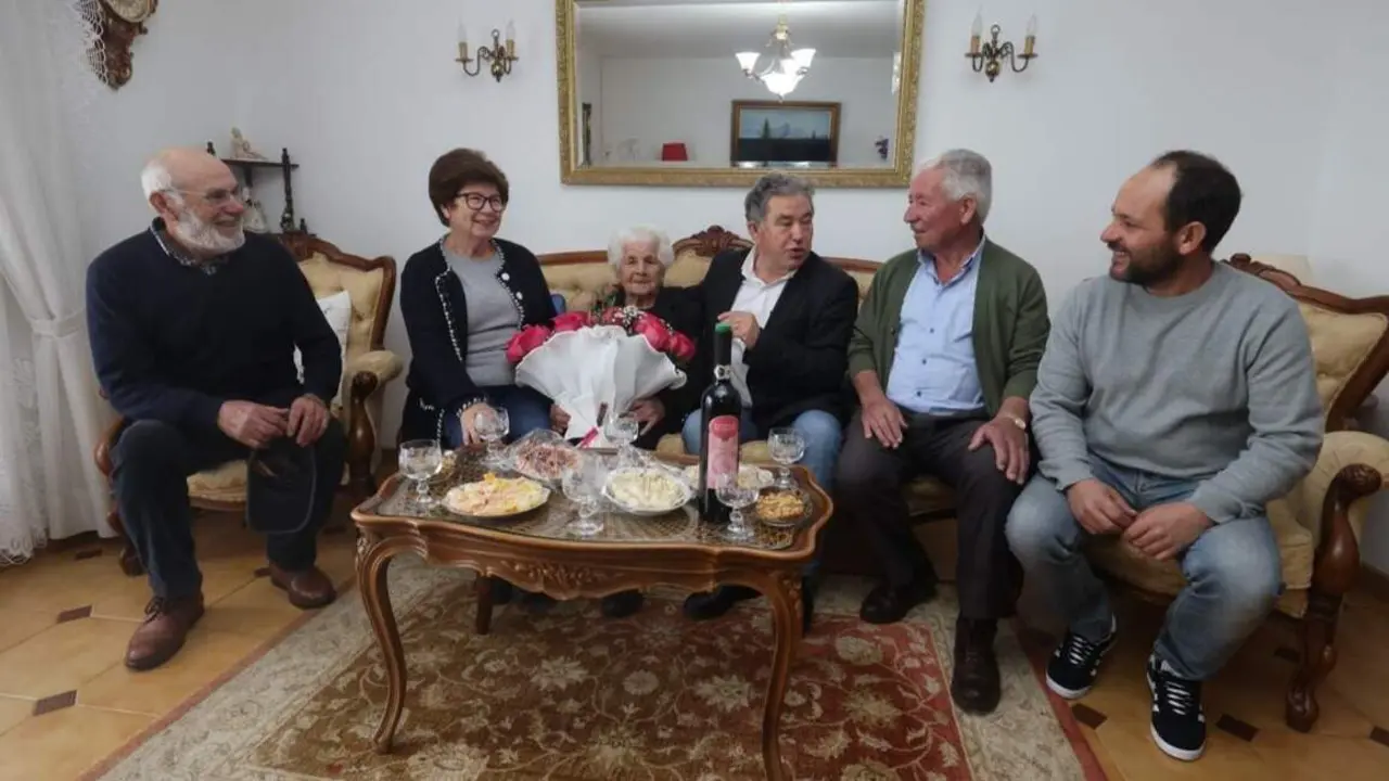 El alcalde de Pontevedra, Miguel Anxo Fernández Lores, con Adelina Sanmartín Blanco y sus familiares. RAFA FARIÑA