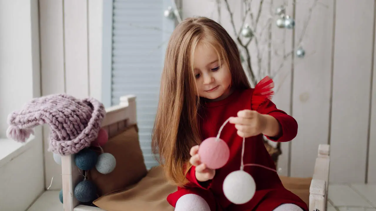 Una niña jugando. FREEPIK