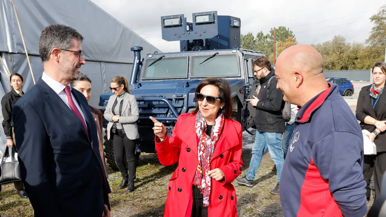 La ministra de Defensa, Margarita Robles, junto al director general de Urovesa, Justo Sierra (izquierda). LAVANDEIRA JR. (EFE)