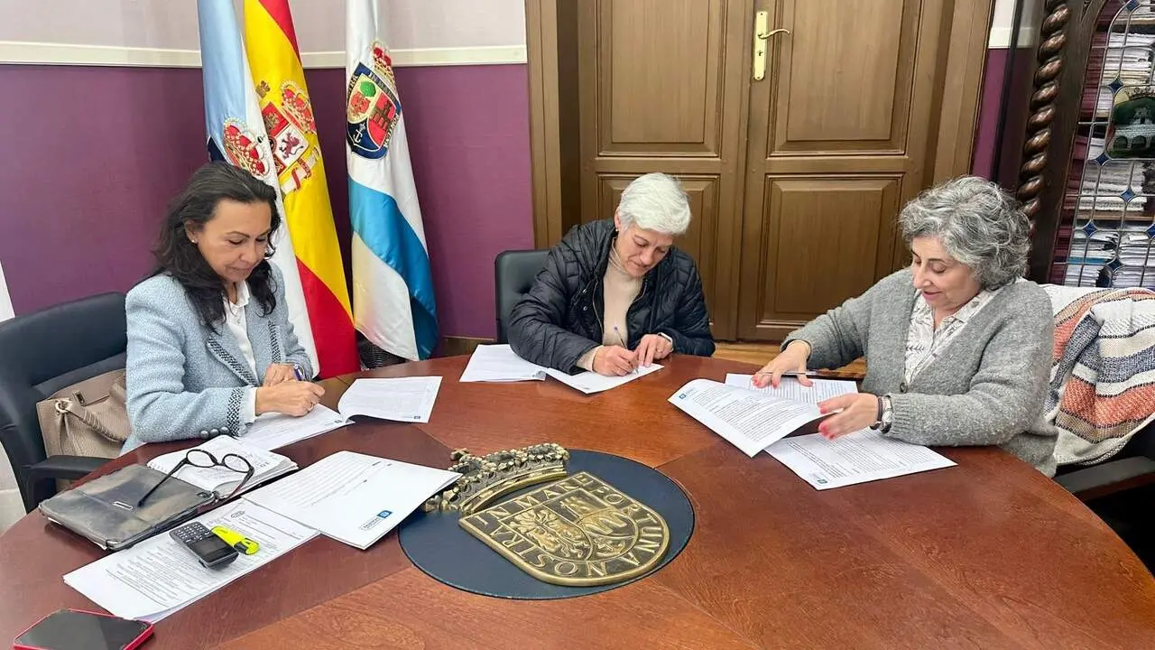 María Ramallo durante la firma del convenio con las ONGs locales. DP