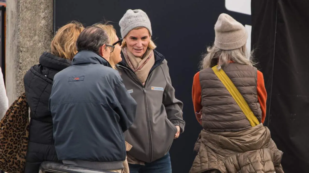 María Zurita luciendo un gorro gris en el Puerto Deportivo de Sanxenxo. EFE