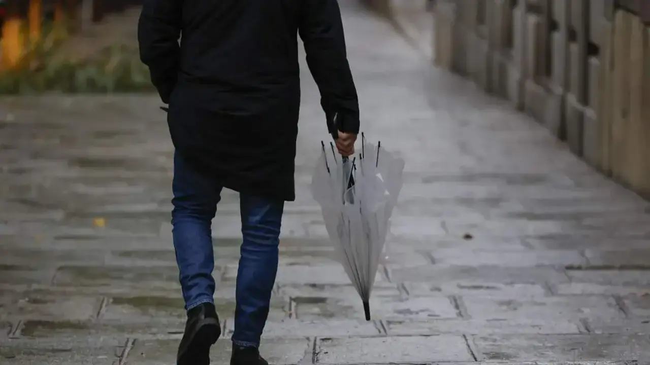 Un hombre con un paraguas. EFE