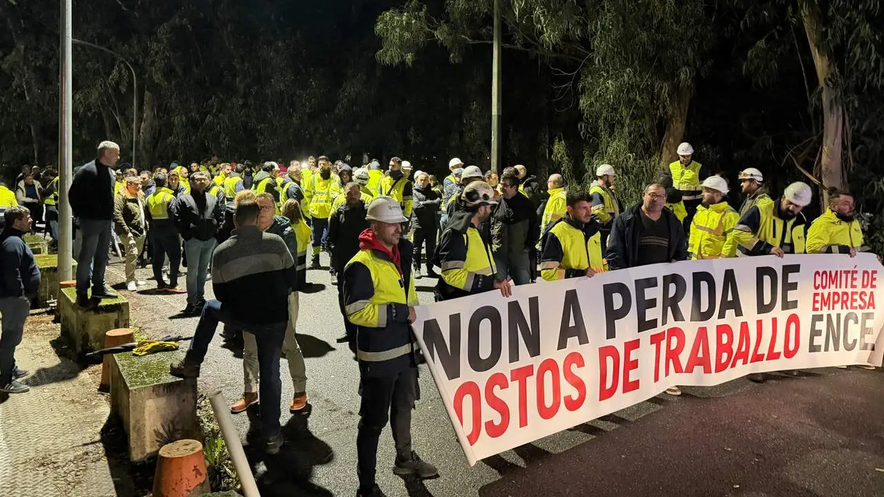 Trabajadores concentrados este martes en la entrada principal de Ence. DP
