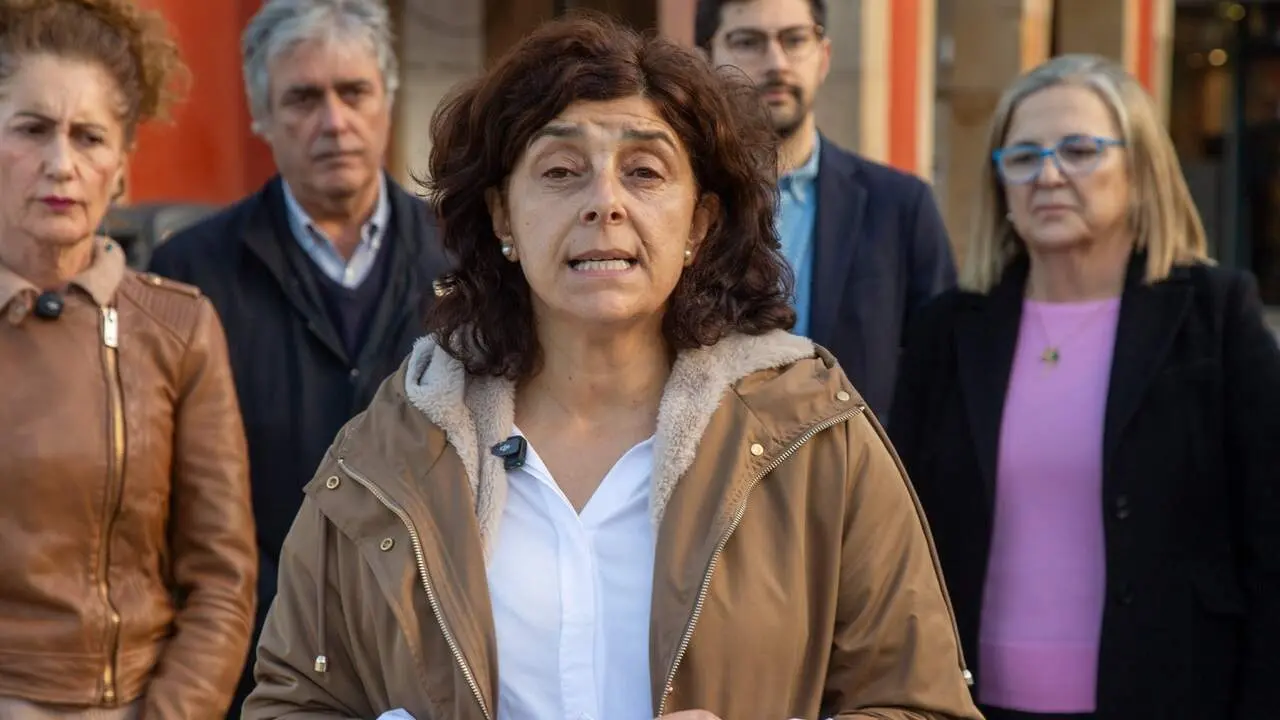 Elena Estévez, portavoz del PP de Bueu, con los diputados populares al fondo. DP