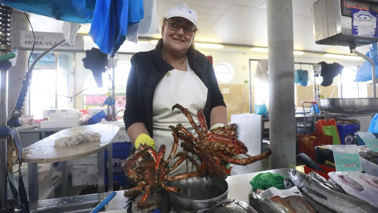 Dos de las centollas que se vendían ayer en la plaza de abastos de Pontevedra. DAVID FREIRE
