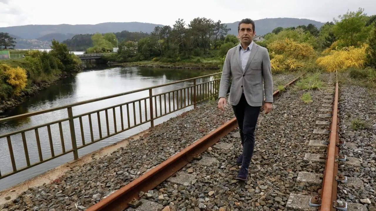 Luis López, en un punto del trazado pendiente, en Pontesampaio. DAVID FREIRE