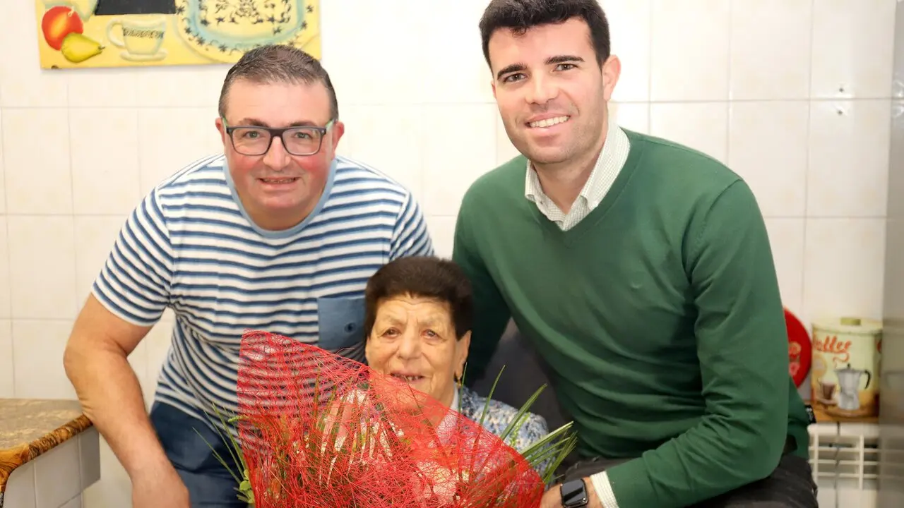 María Puente -en la imagen con su nieto y con el alcalde, Gonzalo Louzao- cumplió cien años. PATRICIA FIGUEIRAS