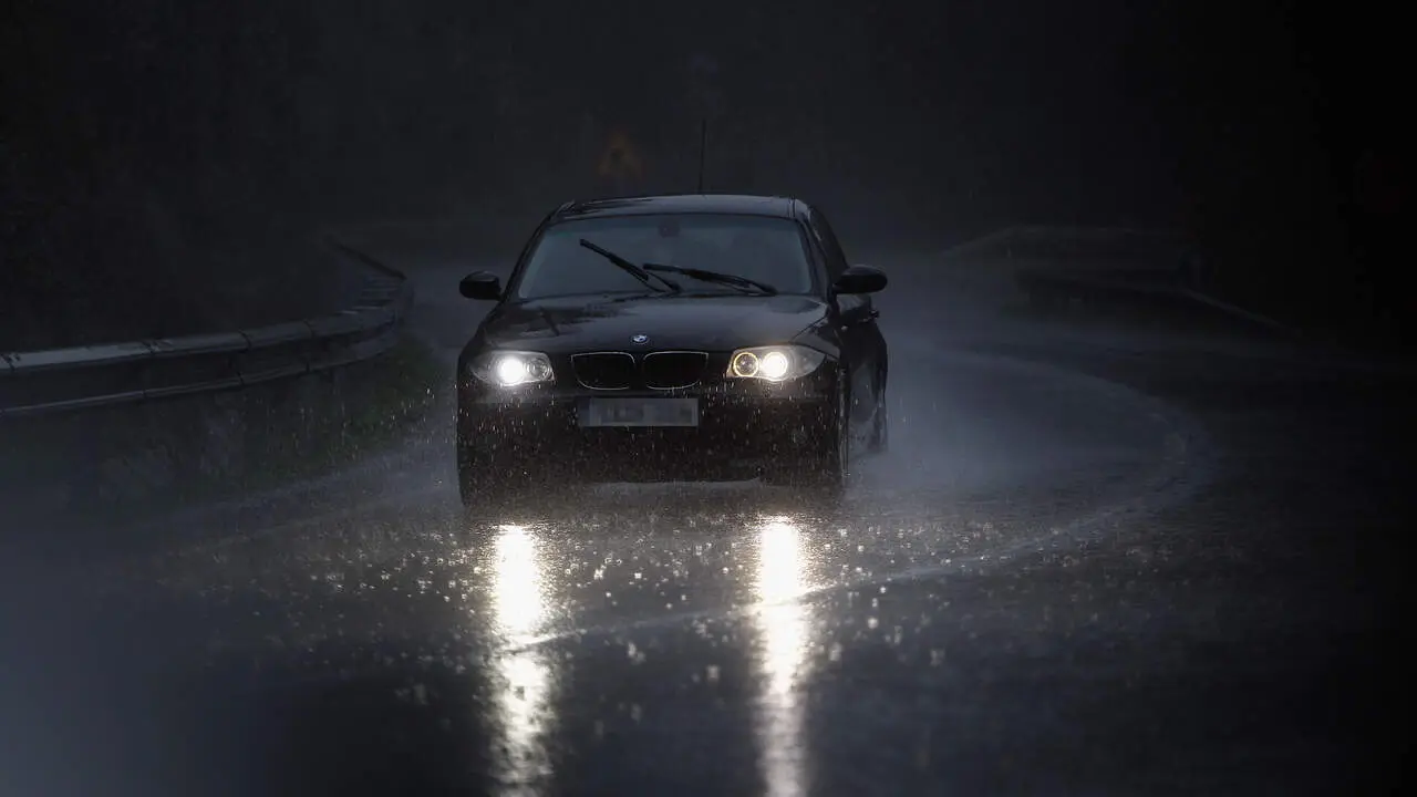 Un coche conduce bajo la lluvia y el viento. JM ÁLVEZ