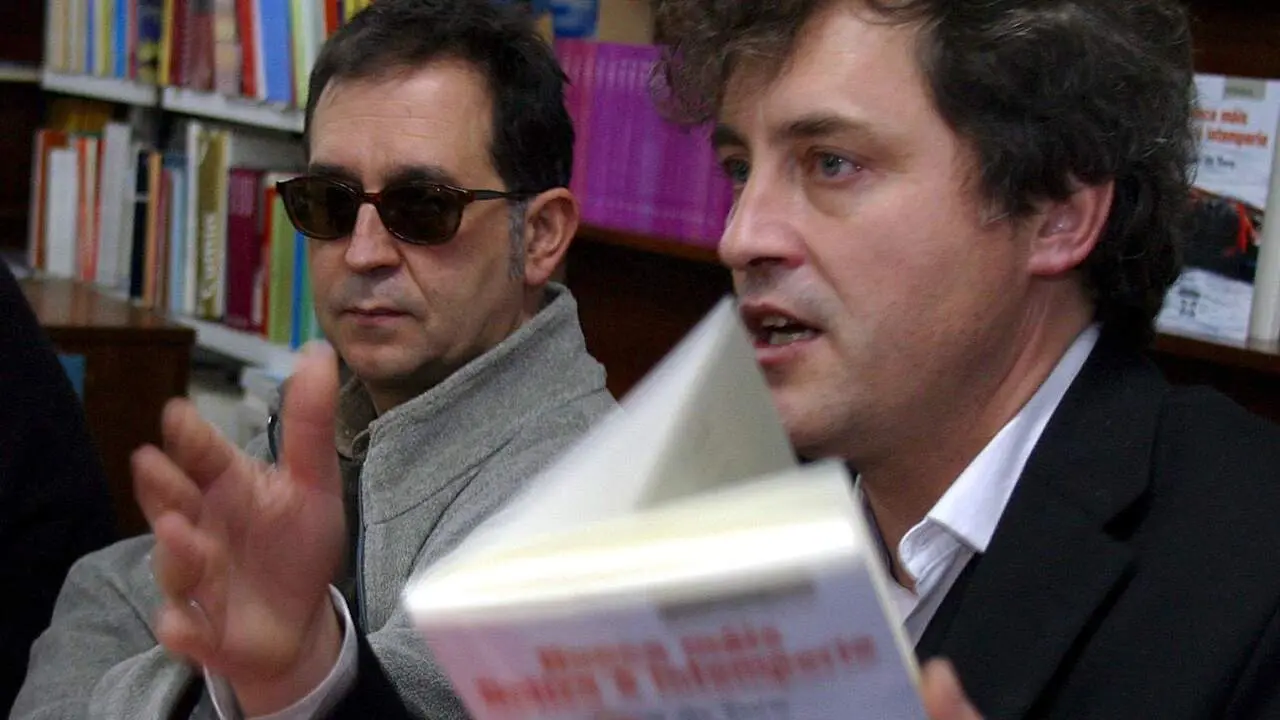 Suso de Toro e Manuel Rivas, xuntos, nun acto do ano 2003. AGN