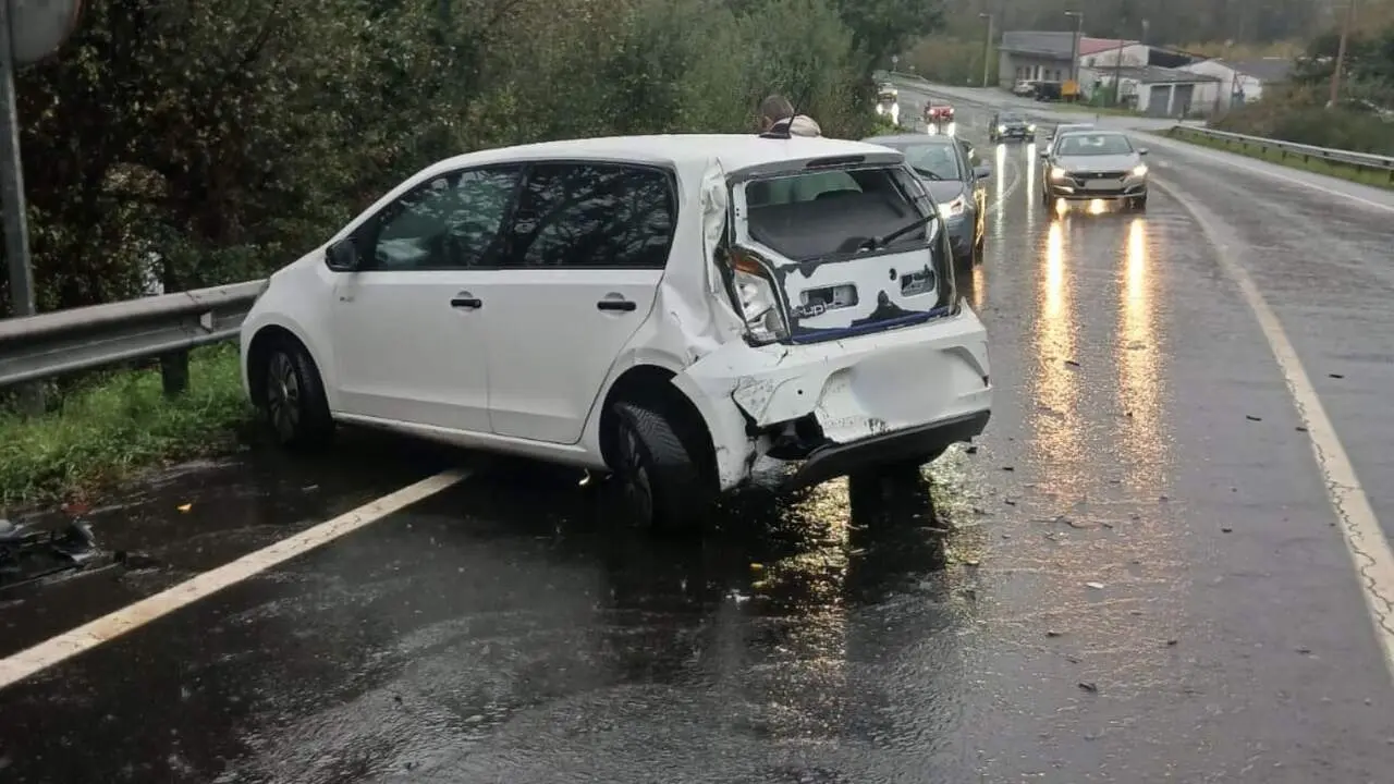 El turismo que sufrió daños materiales tras el choque por alcance en Lalín. DP