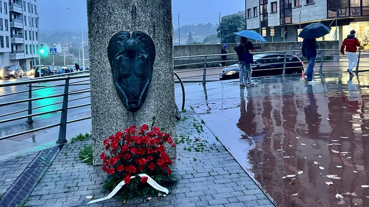 Flores depositadas polo Concello na xornada do 12 de novembro ao pé do monumento aos fusilados. RAFA FARIÑA